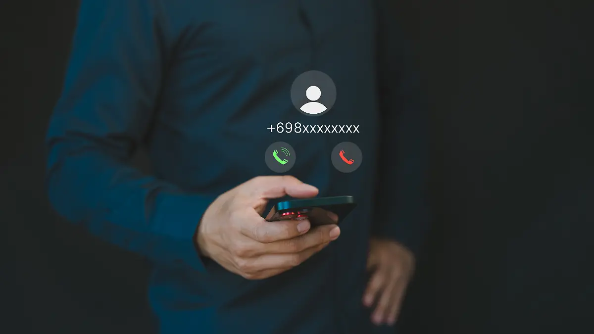 Die Person nimmt einen unbekannten Telefonanruf an. 