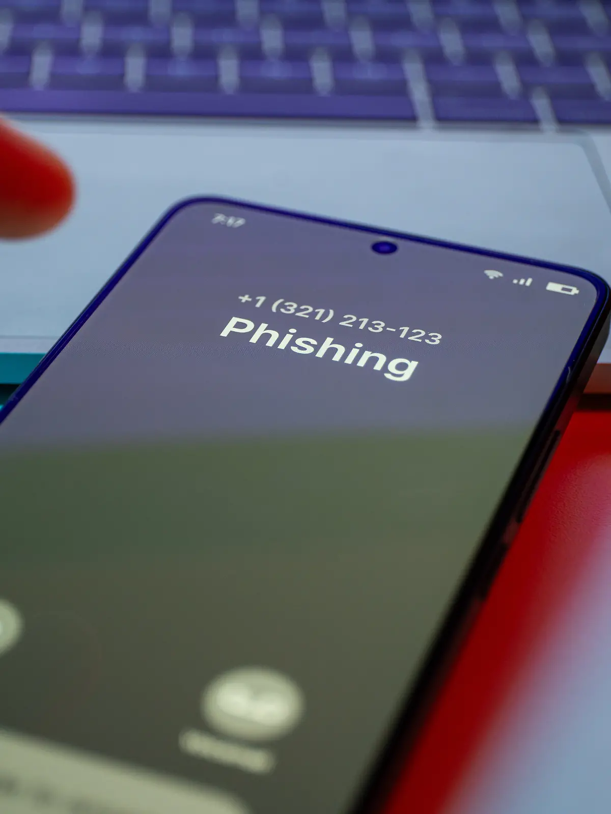 Handydisplay mit Anrufankündigung Phishing 
