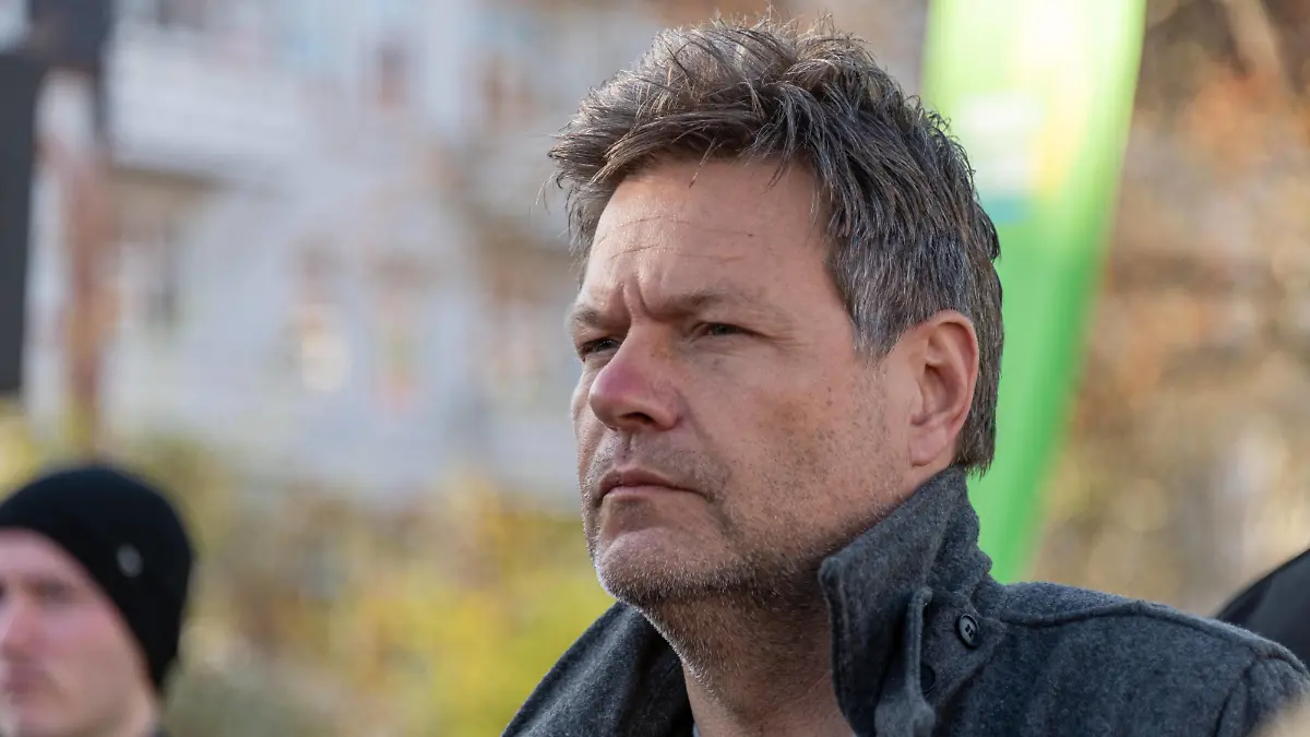  Kiel, 14. April 2022, Wahlkampf Bündnis 90 die Grünen in Schleswig-Holstein. Porträt eines aufmersamen Bundeswirtschaftsminister Robert Habeck *** Kiel, 14 April 2022, election campaign Bündnis 90 die Grünen in Schleswig Holstein portrait of an alert Federal Minister of Economics Robert Habeck