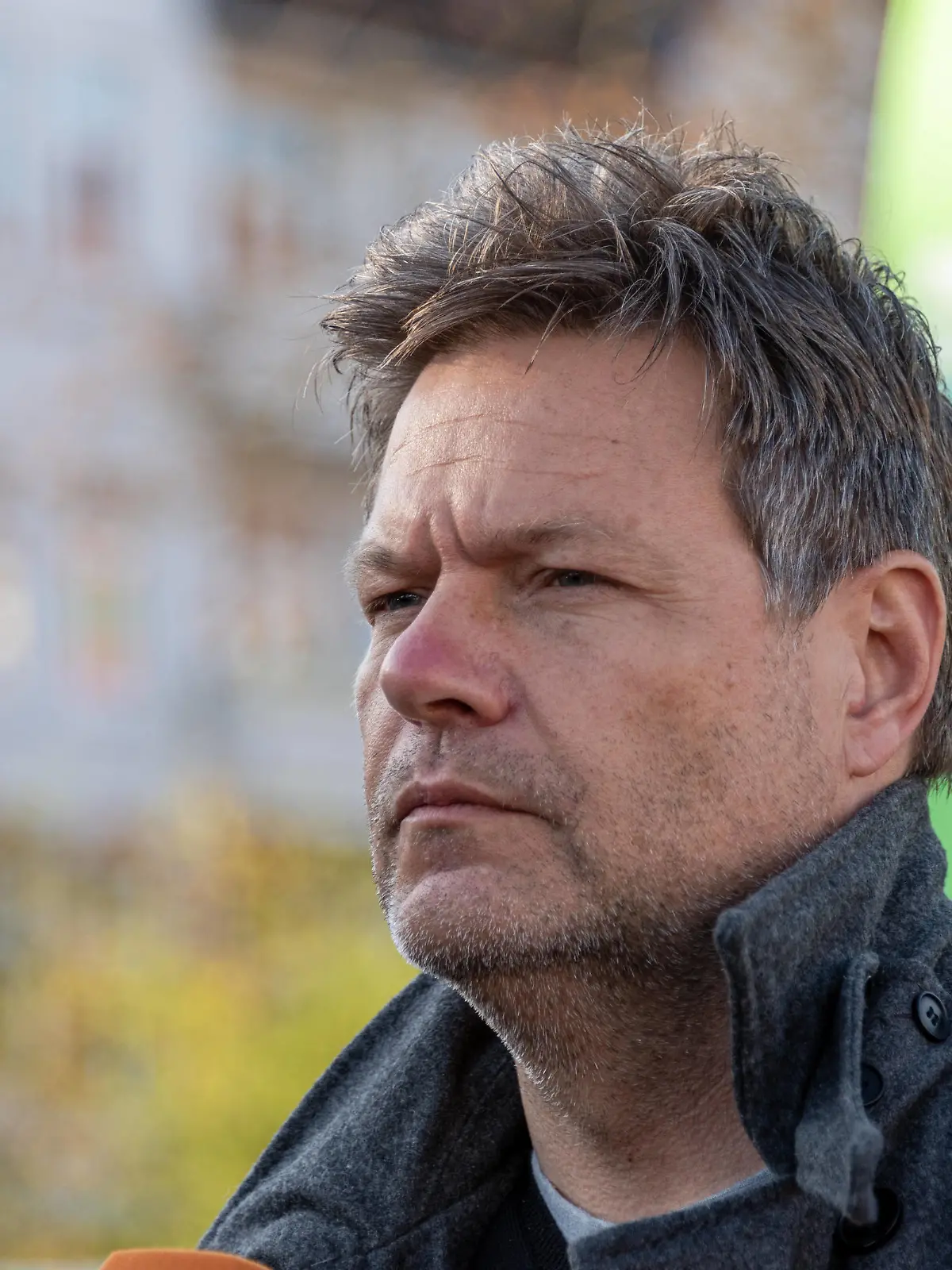 Kiel, 14. April 2022, Wahlkampf Bündnis 90 die Grünen in Schleswig-Holstein. Porträt eines aufmersamen Bundeswirtschaftsminister Robert Habeck *** Kiel, 14 April 2022, election campaign Bündnis 90 die Grünen in Schleswig Holstein portrait of an alert Federal Minister of Economics Robert Habeck