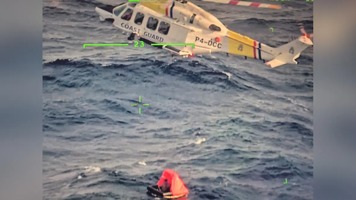 Der Moment der Rettung: Mit einer Seilwinde geht es für die Schiffbrüchigen in den Hubschrauber.