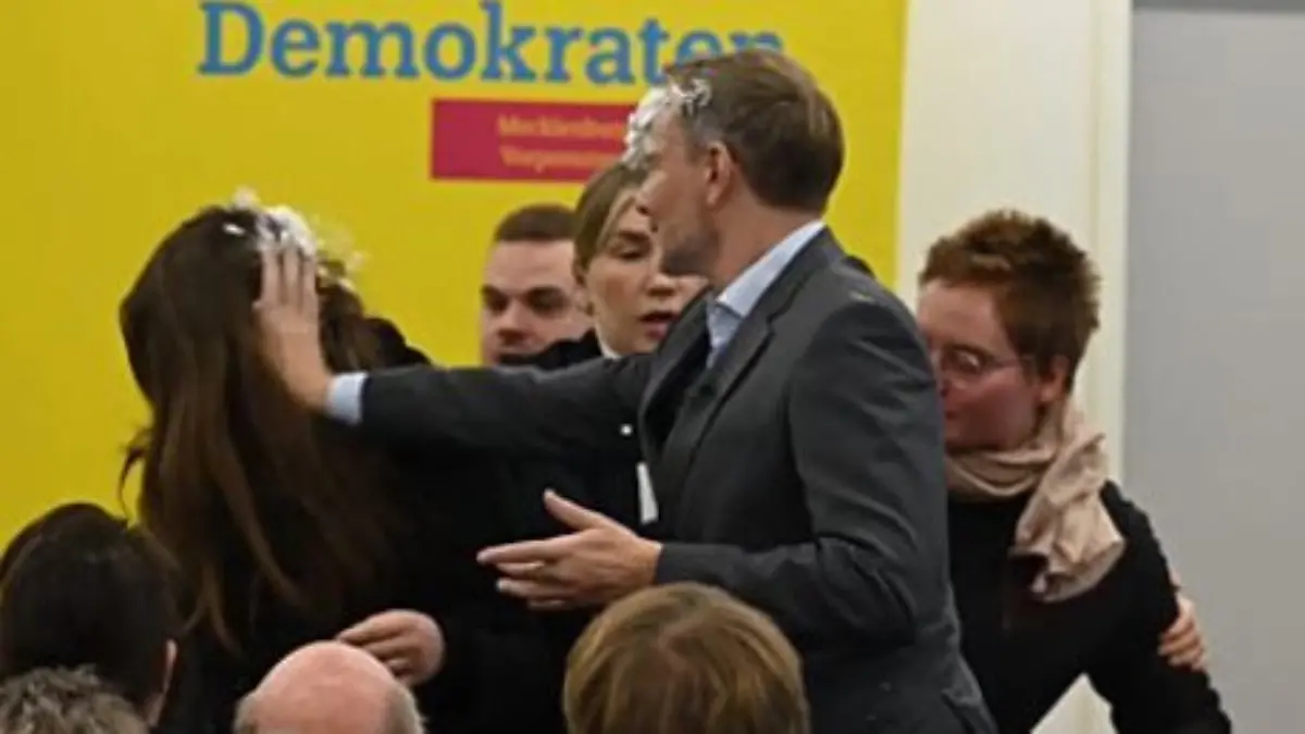 Lindner mit Schaum beworfen.