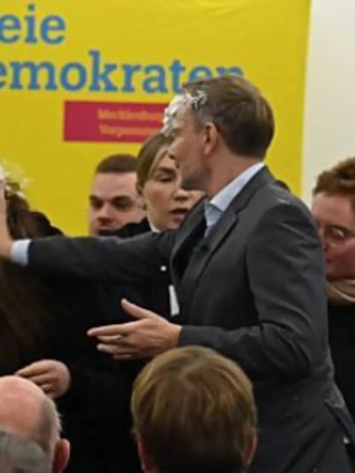 Lindner mit Schaum beworfen.