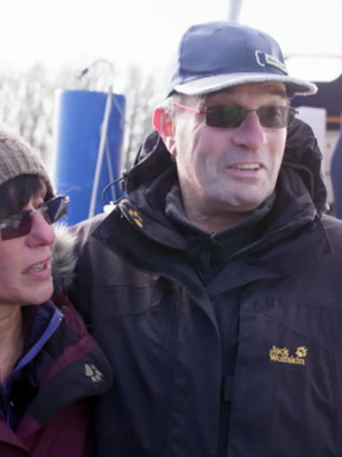 Bild zu: "Schwerer Abschied von der Familie und Freunden"