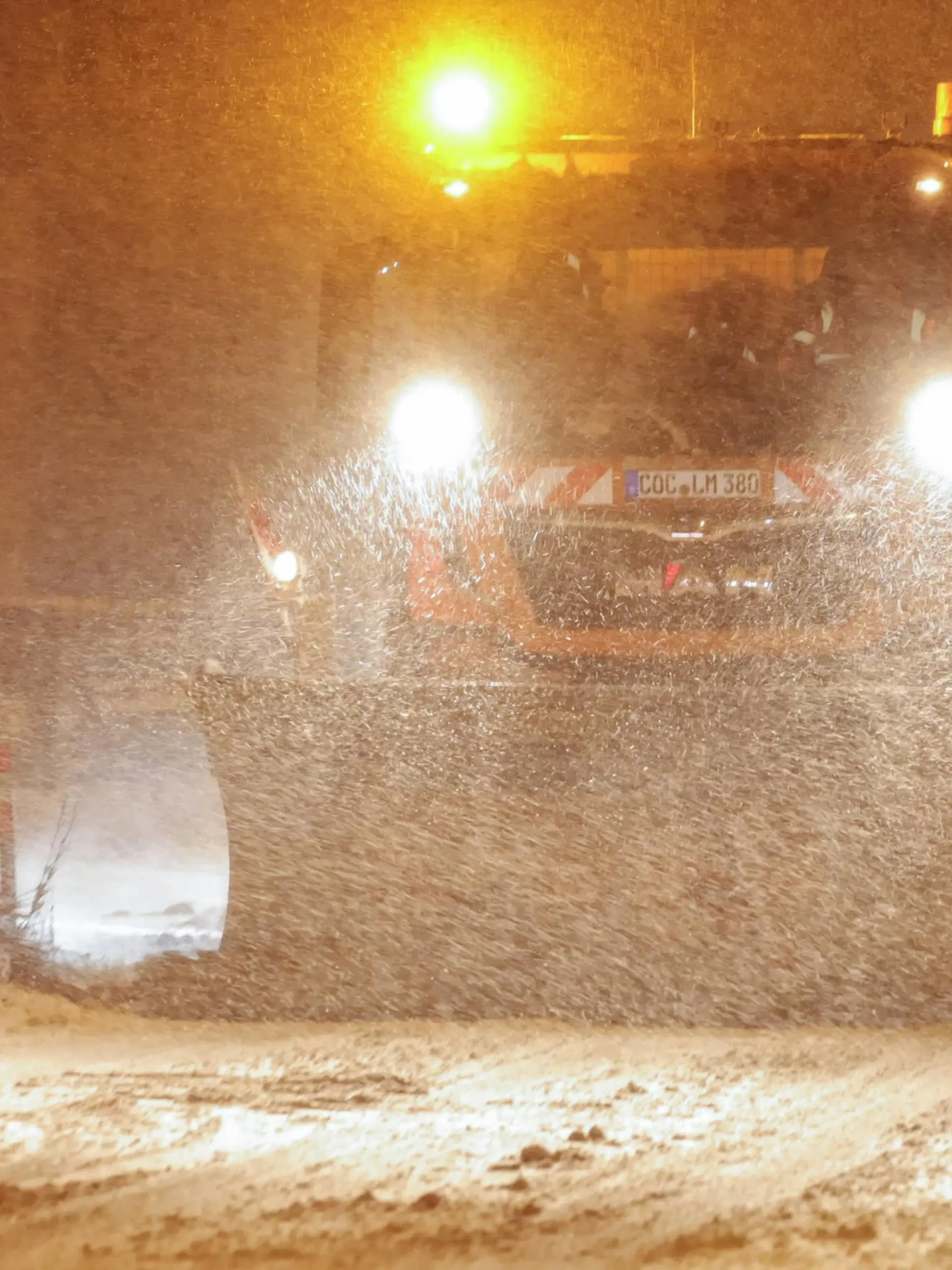 Intensive Schneefälle auf Grund einer Luftmassengrenze sorgten in der Eifel für einige Probleme. Bis zu 10 cm Neuschnee fielen bis Mitternacht. Die Straßen waren spiegelglatt. Der Winterdienst war im Einsatz, konnte aber nicht überall gleichzeitig sein. Vor allem an Steigungen blieben Fahrzeuge hängen. Auch die Autobahnen waren mit Schnee bedeckt. In Laubach Eifel war Muskelkraft gefragt. An einer Steigung der L 52 fuhr sich ein PKW fest. Es rückten kräftige Männer eines Sicherheitsdienstes an. Teilweise zu 5. schoben sie den BMW den Berg hinauf. Über 2 Kilometer mit Unterbrechungen - ein Kraftakt. So weit wäre es aber nicht gekommen. Denn der Autofahrer war noch mit Sommerreifen unterwegs on tape. Unfassbar bei den Schneemeng