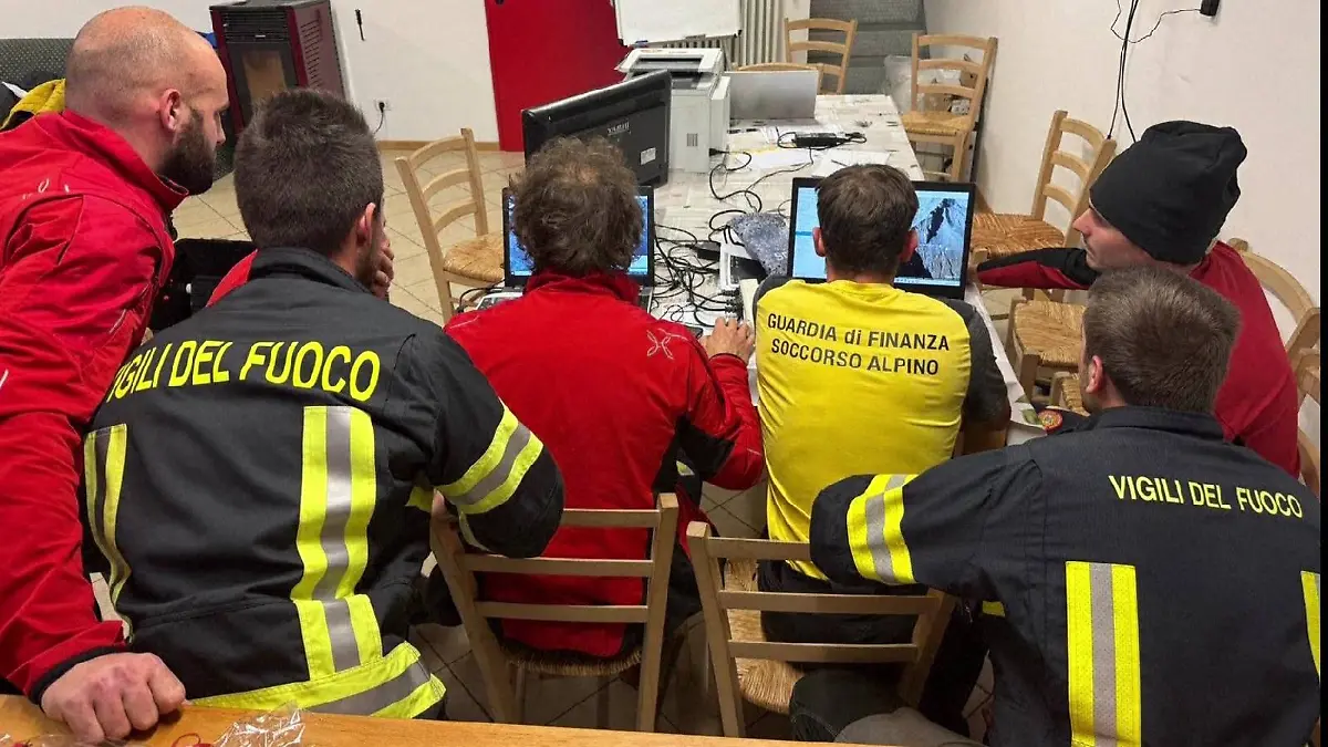 Das Rettungsteam bei der Suche nach den vermissten Wanderern.
