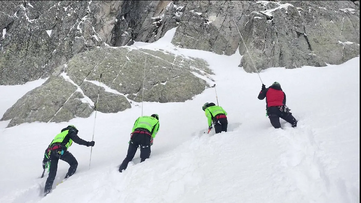 Bergretter suchen nach den vermissten Briten in den Dolomiten.