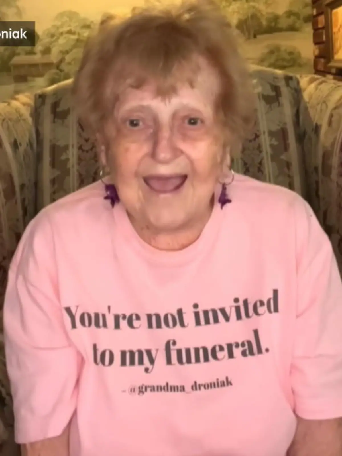 Die 93-jährige Grandma Droniak hat ihren Witz im Alter nicht verloren: Sie nimmt kurzerhand ein Video auf, das auf ihrer Beerdigung abgespielt werden soll. Anstatt traurig zu sein, fordert sie ihre Gäste dazu auf, nicht zu weinen, sondern auf sie zu trinken.