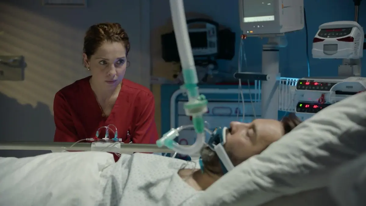 Stunde um Stunde sitzt Nina an Pedros Krankenbett. 