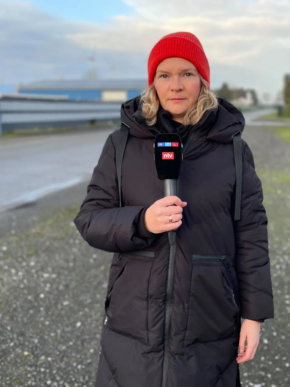RTL-Reporterin Carmen Gocht besucht den Chef der verstorbenen Handwerker am Tag nach dem tödlichen Unfall.