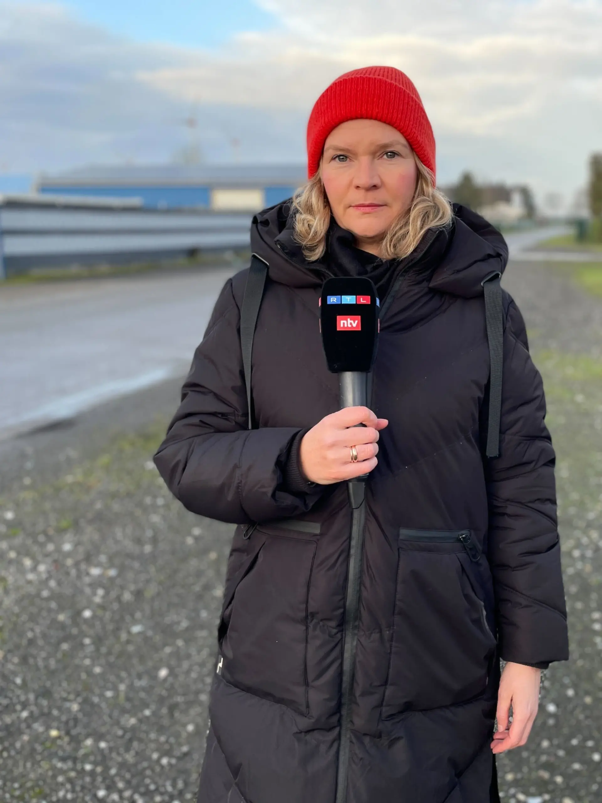 RTL-Reporterin Carmen Gocht besucht den Chef der verstorbenen Handwerker am Tag nach dem tödlichen Unfall.