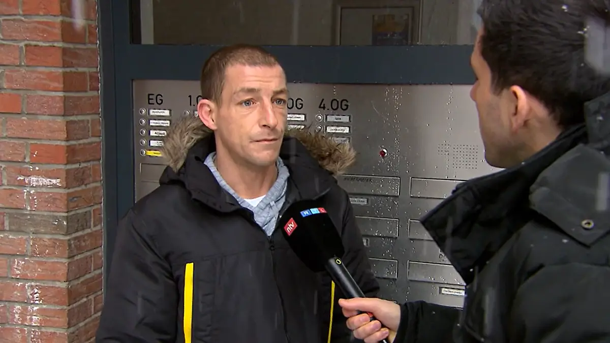 Ein Mann und ein Reporter im Gespräch. 