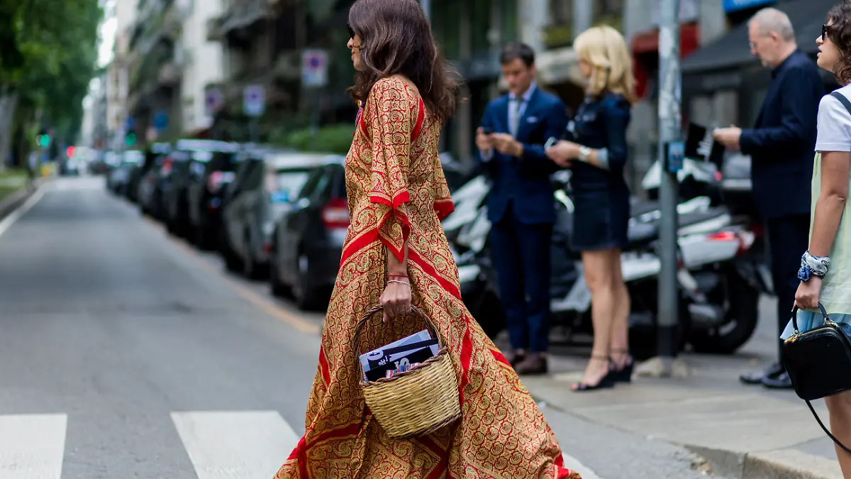 Influencerin Viviana Volpicella in einem Boho-Kleid, das wohl auch in den 1970er Jahren im Trend gewesen wäre