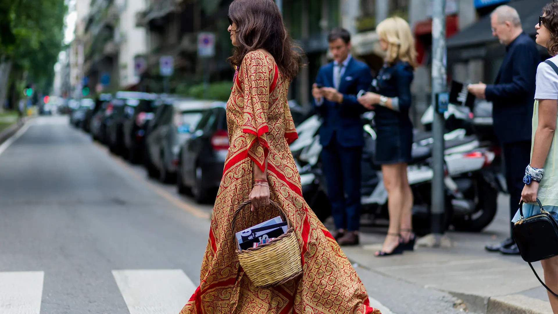 Influencerin Viviana Volpicella in einem Boho-Kleid, das wohl auch in den 1970er Jahren im Trend gewesen wäre