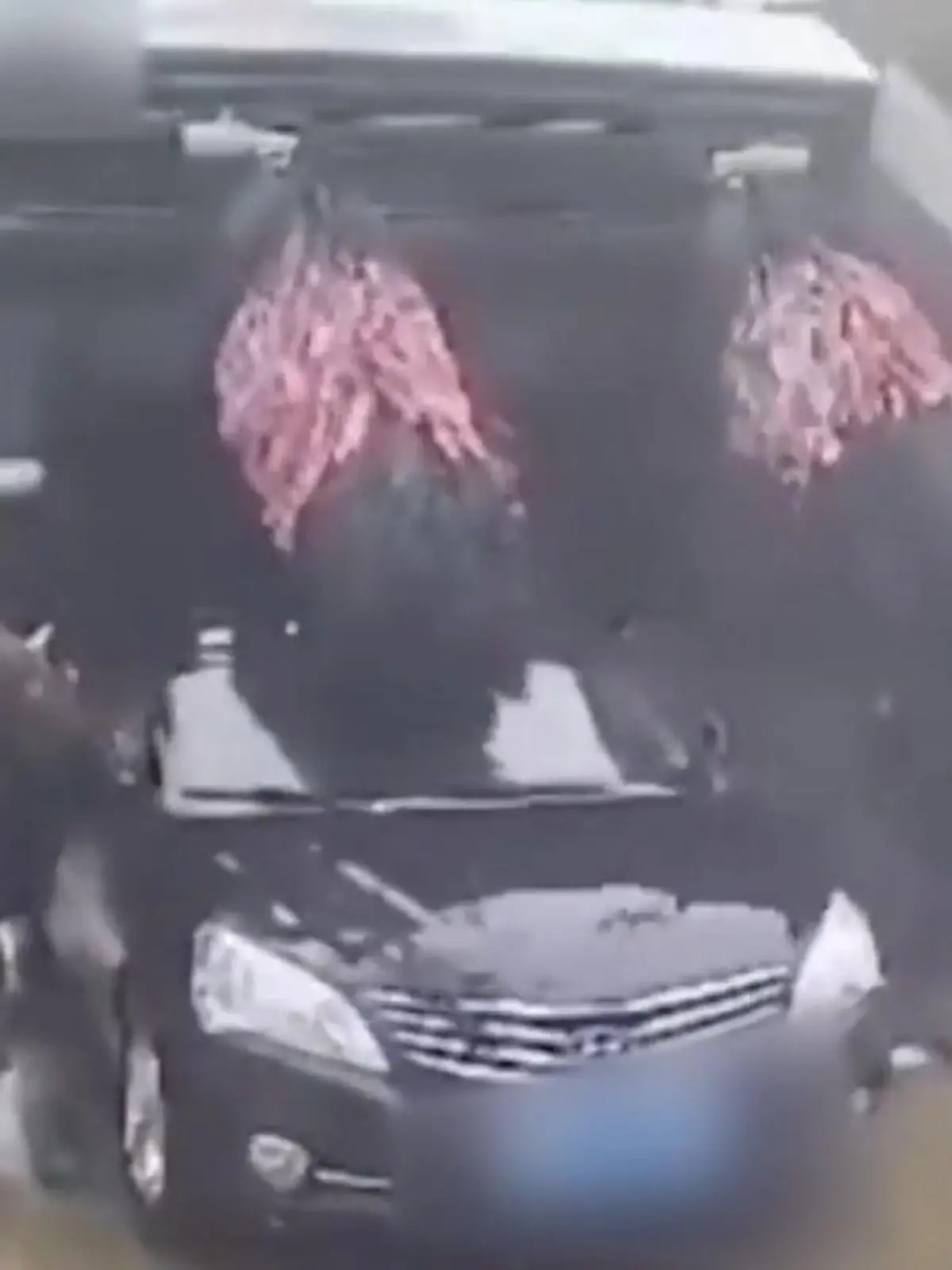 Keine saubere Sache! Fahrer macht Waschanlage platt