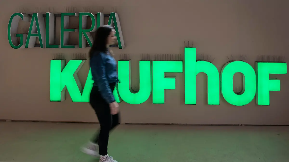 20.05.2023, Berlin: Olivia aus Südafrika geht in der Ausstellung "Final sale · vom Kaufhaus ins Museum" im Buchstabenmuseum an dem Schriftzug Galeria Kaufhof vorbei. In dem Museum gibt es eine neue Ausstellung, die sich mit der Geschichte und der Bedeutung der Schriftzüge bekannter Geschäfte befasst. Foto: Paul Zinken/dpa +++ dpa-Bildfunk +++