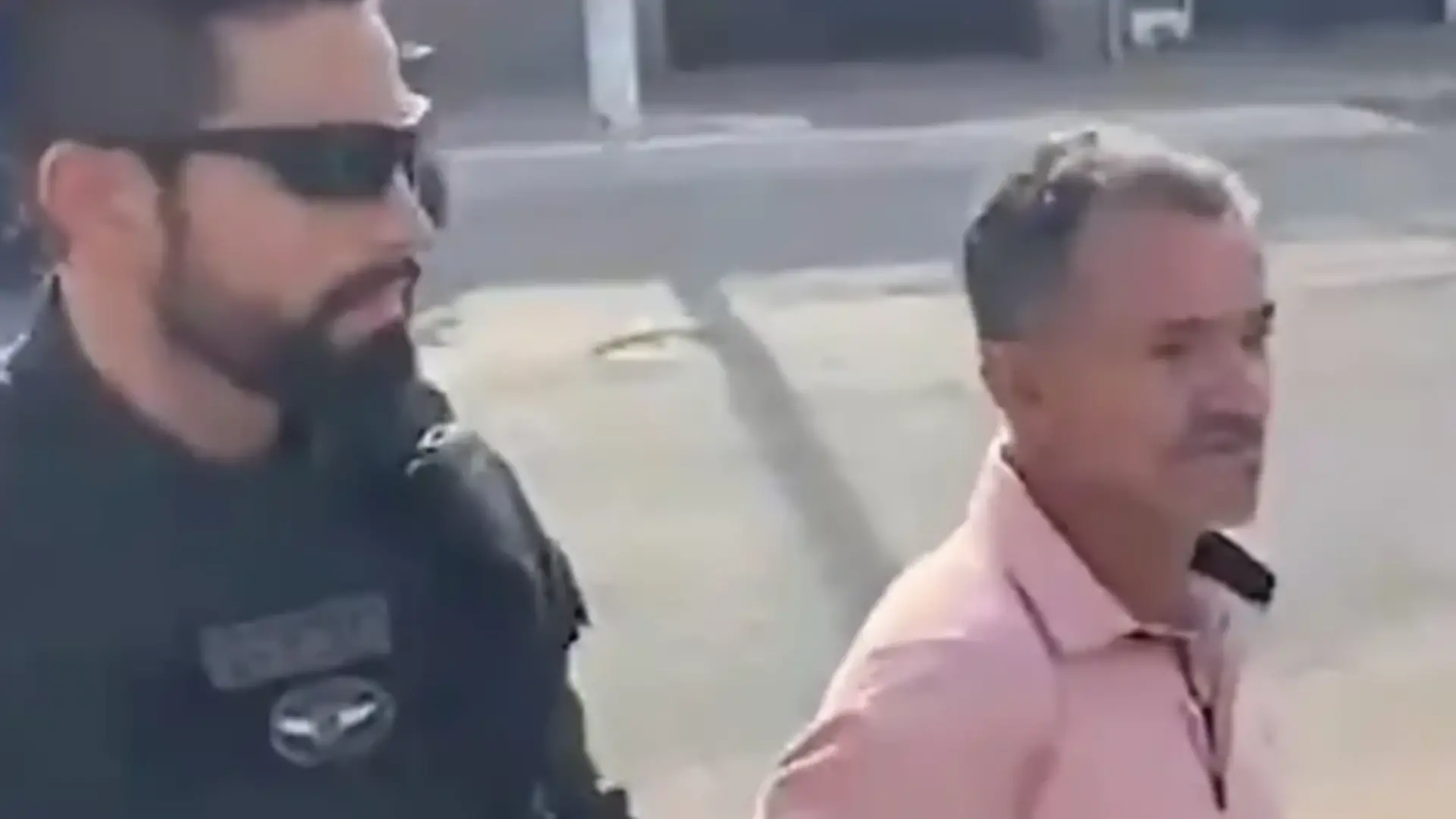 Francisco Pereira (53) wird von einem Polizisten abgeführt.