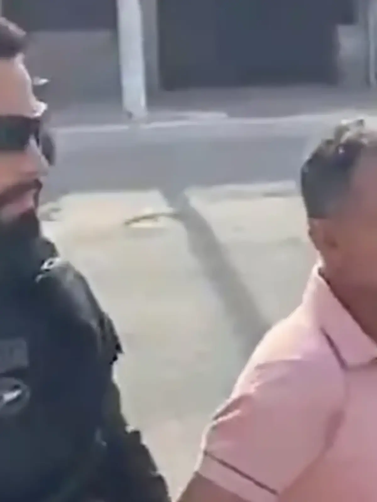 Francisco Pereira (53) wird von einem Polizisten abgeführt. 