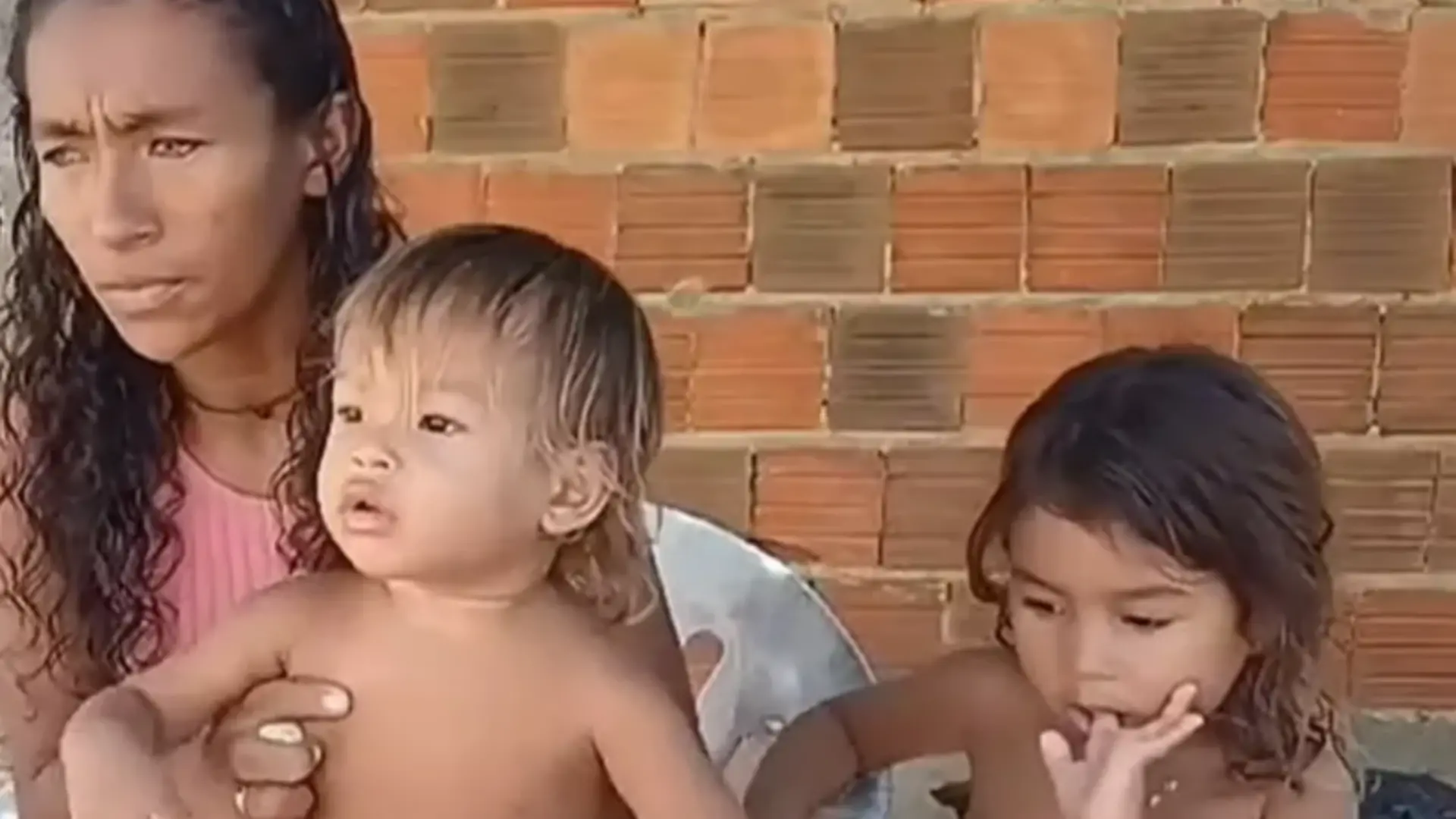 Eine Frau und zwei kleine Kinder.