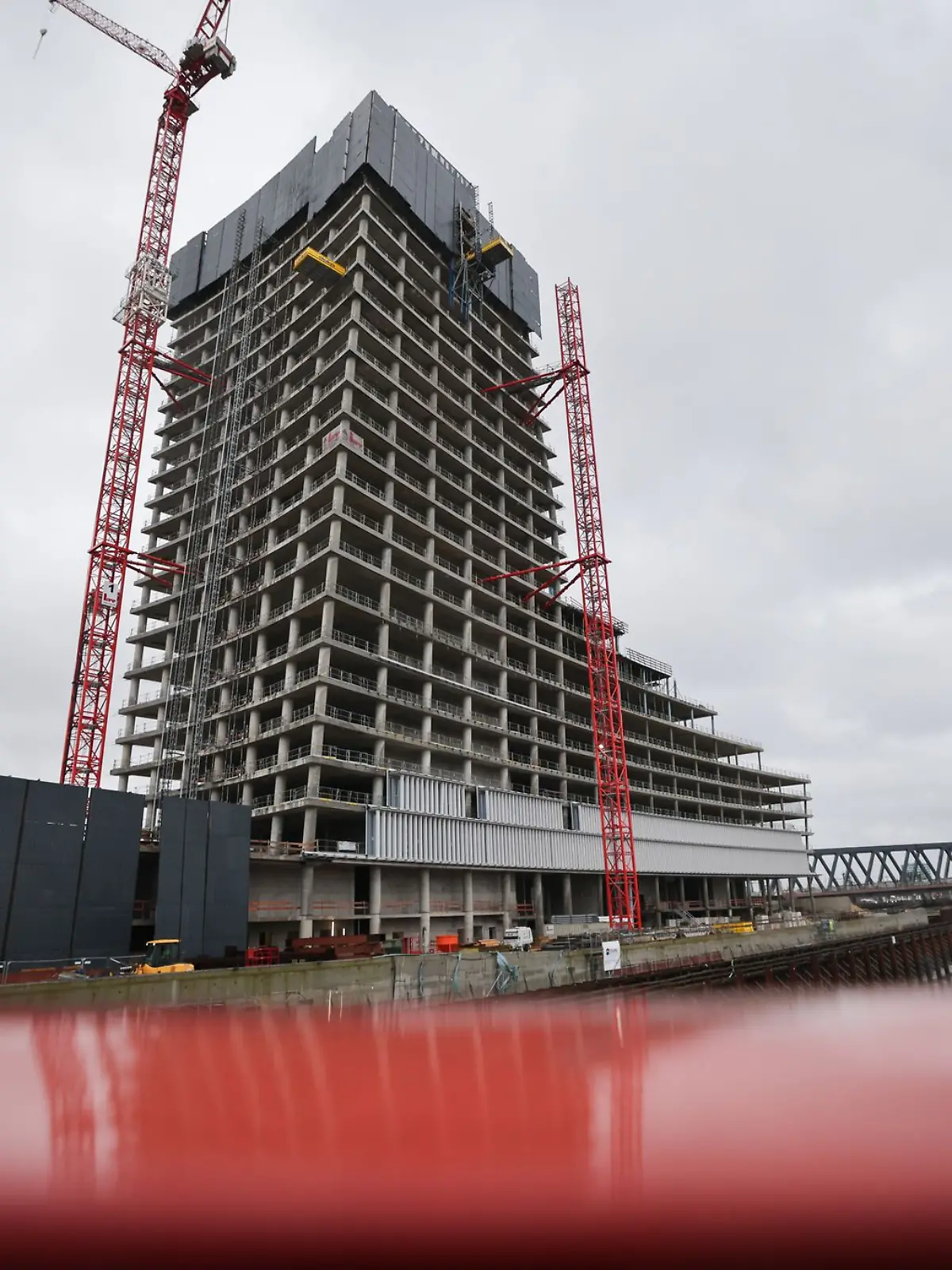 Die stillgelegte Baustelle des Elbtower in der Hafencity. (Archivbild)