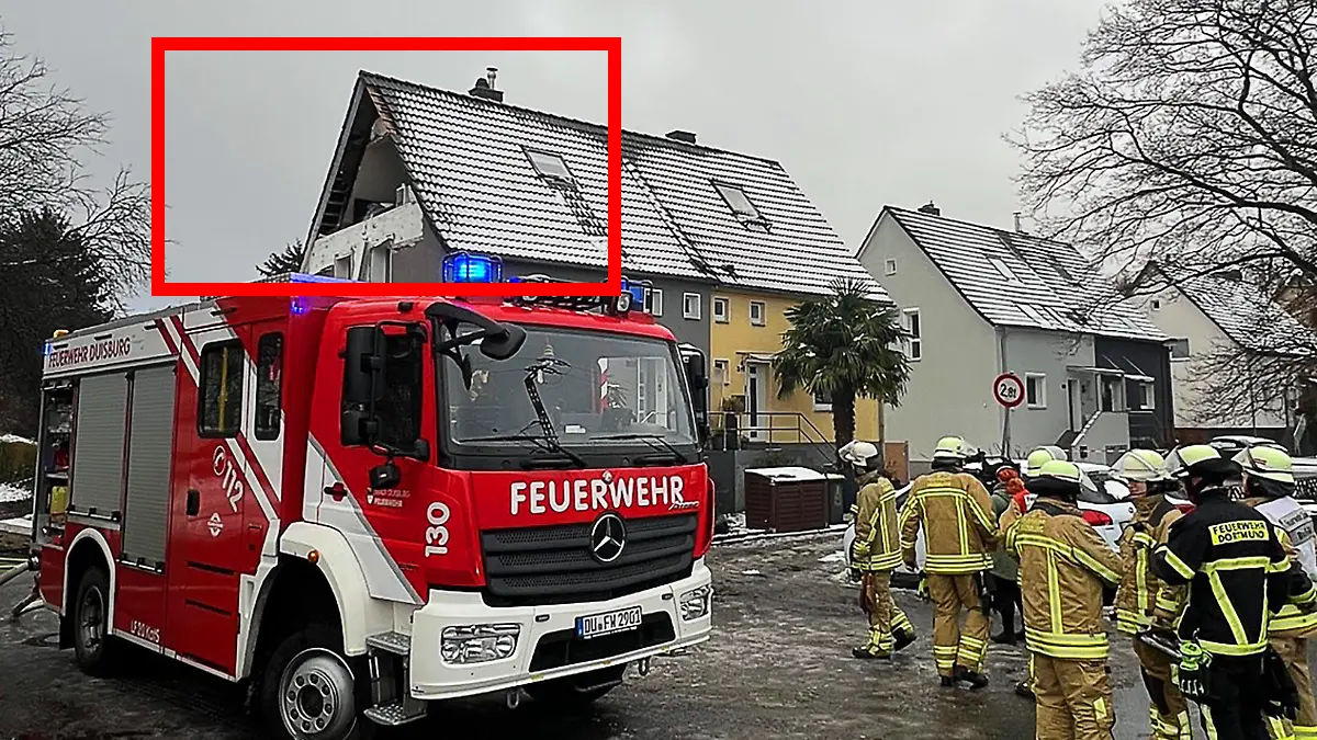 Dieses von der Feuerwehr Duisburg zur Verfügung gestellte Foto zeigt Kräfte der Feuerwehr nach einer Verpuffung in einem Einfamilienhaus im Einsatz.