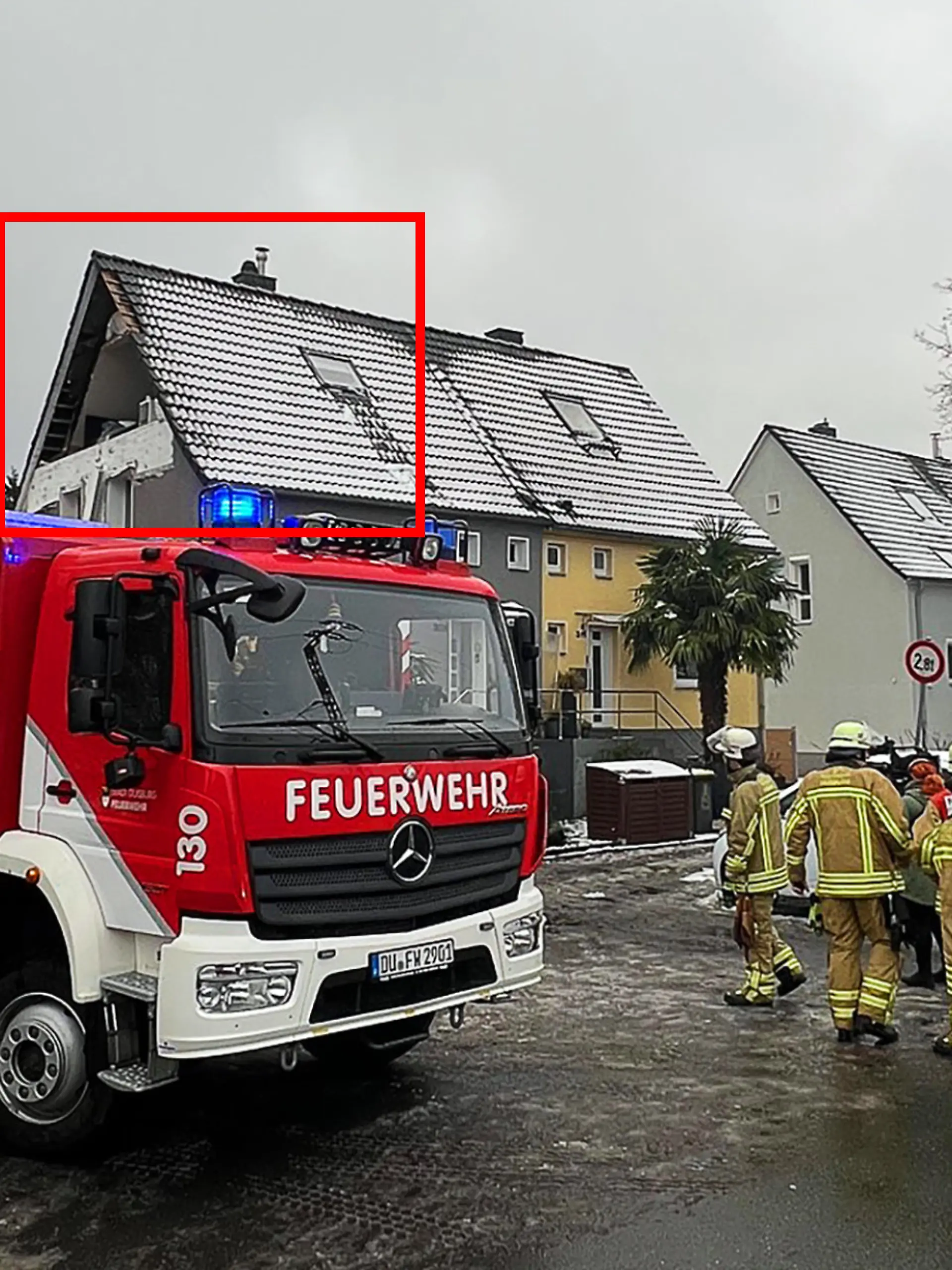 Dieses von der Feuerwehr Duisburg zur Verfügung gestellte Foto zeigt Kräfte der Feuerwehr nach einer Verpuffung in einem Einfamilienhaus im Einsatz. 
