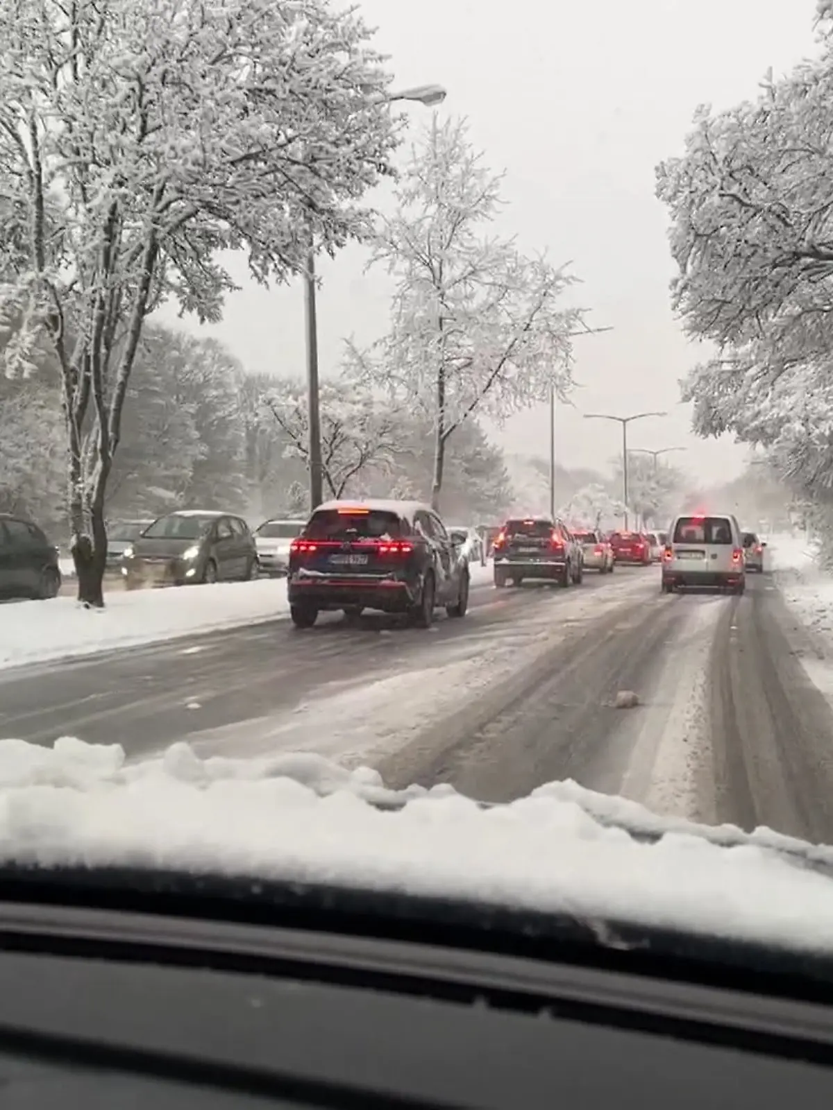 Schneechaos auf Deutschlands Straßen.
