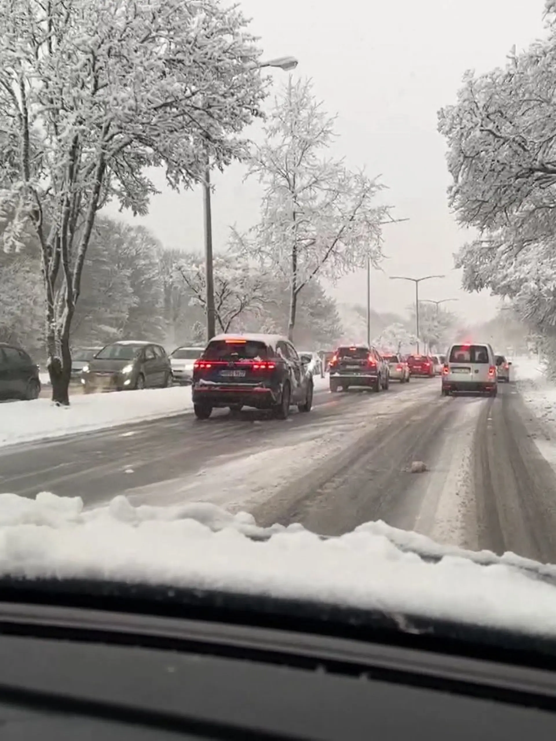 Schneechaos auf Deutschlands Straßen.