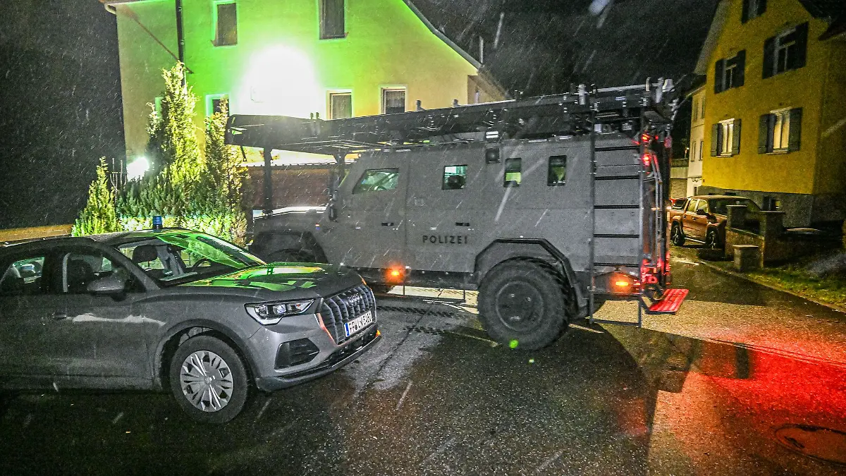 Die Polizei im Großeinsatz während einer Zwangsräumung.