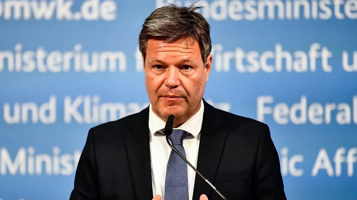 ARCHIV - 11.04.2022, Berlin: Robert Habeck (Bündnis 90/Die Grünen), Bundesminister für Wirtschaft und Klimaschutz, gibt nach dem Roundtable ·Ausbau der Produktionskapazitäten für die Energiewende in Deutschland und Europa· ein Pressestatement. (zu dpa "Habeck treibt Vorbereitung für Fall einer Energiekrise voran") Foto: Fabian Sommer/dpa +++ dpa-Bildfunk +++