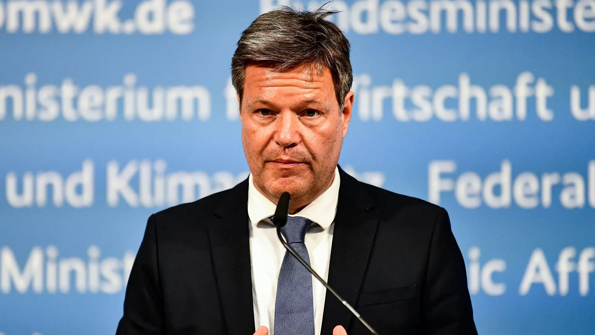 ARCHIV - 11.04.2022, Berlin: Robert Habeck (Bündnis 90/Die Grünen), Bundesminister für Wirtschaft und Klimaschutz, gibt nach dem Roundtable ·Ausbau der Produktionskapazitäten für die Energiewende in Deutschland und Europa· ein Pressestatement. (zu dpa "Habeck treibt Vorbereitung für Fall einer Energiekrise voran") Foto: Fabian Sommer/dpa +++ dpa-Bildfunk +++