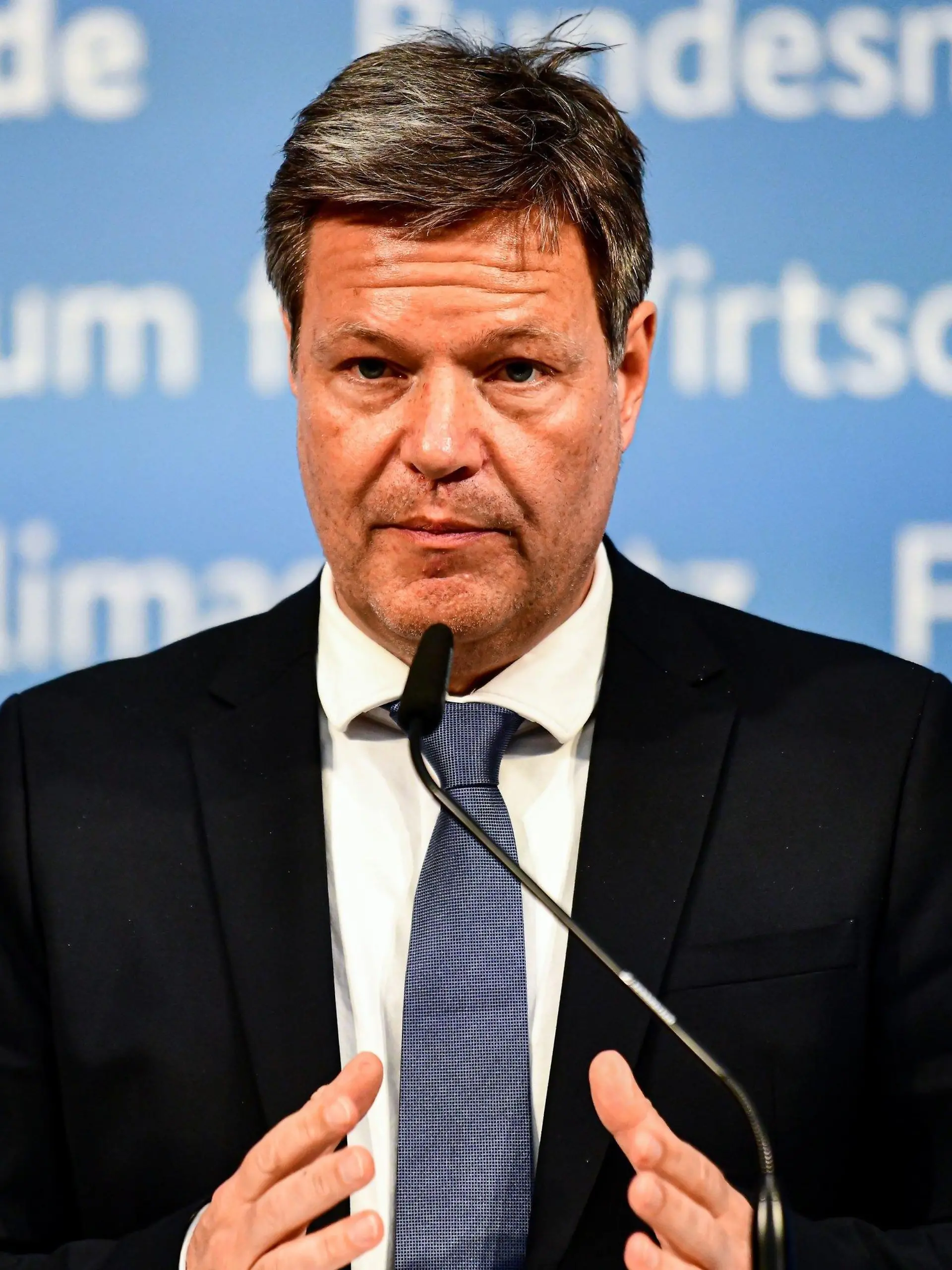 ARCHIV - 11.04.2022, Berlin: Robert Habeck (Bündnis 90/Die Grünen), Bundesminister für Wirtschaft und Klimaschutz, gibt nach dem Roundtable ·Ausbau der Produktionskapazitäten für die Energiewende in Deutschland und Europa· ein Pressestatement. (zu dpa "Habeck treibt Vorbereitung für Fall einer Energiekrise voran") Foto: Fabian Sommer/dpa +++ dpa-Bildfunk +++