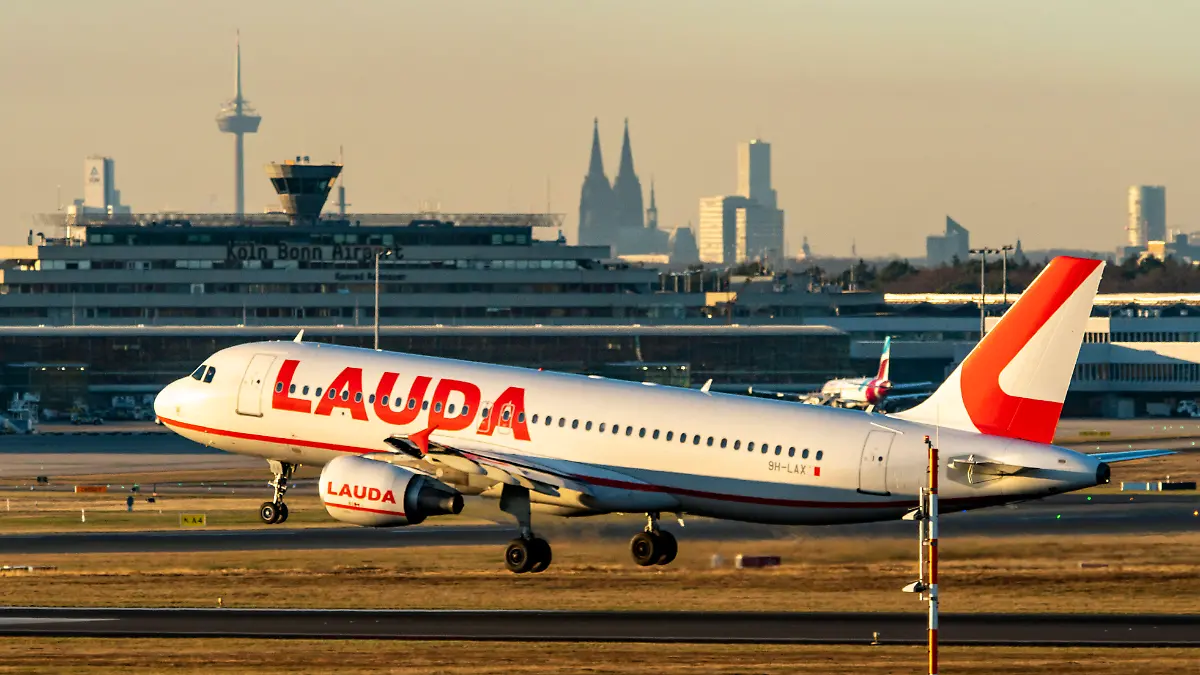 Ein Airbus A320 landet auf dem Flughafen Köln/Bonn. (Symbolbild)