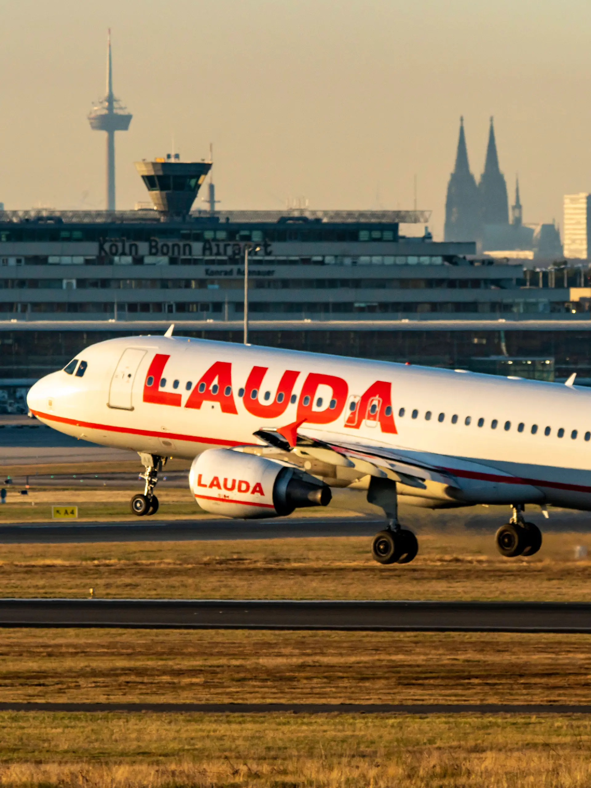 Ein Airbus A320 landet auf dem Flughafen Köln/Bonn. (Symbolbild)