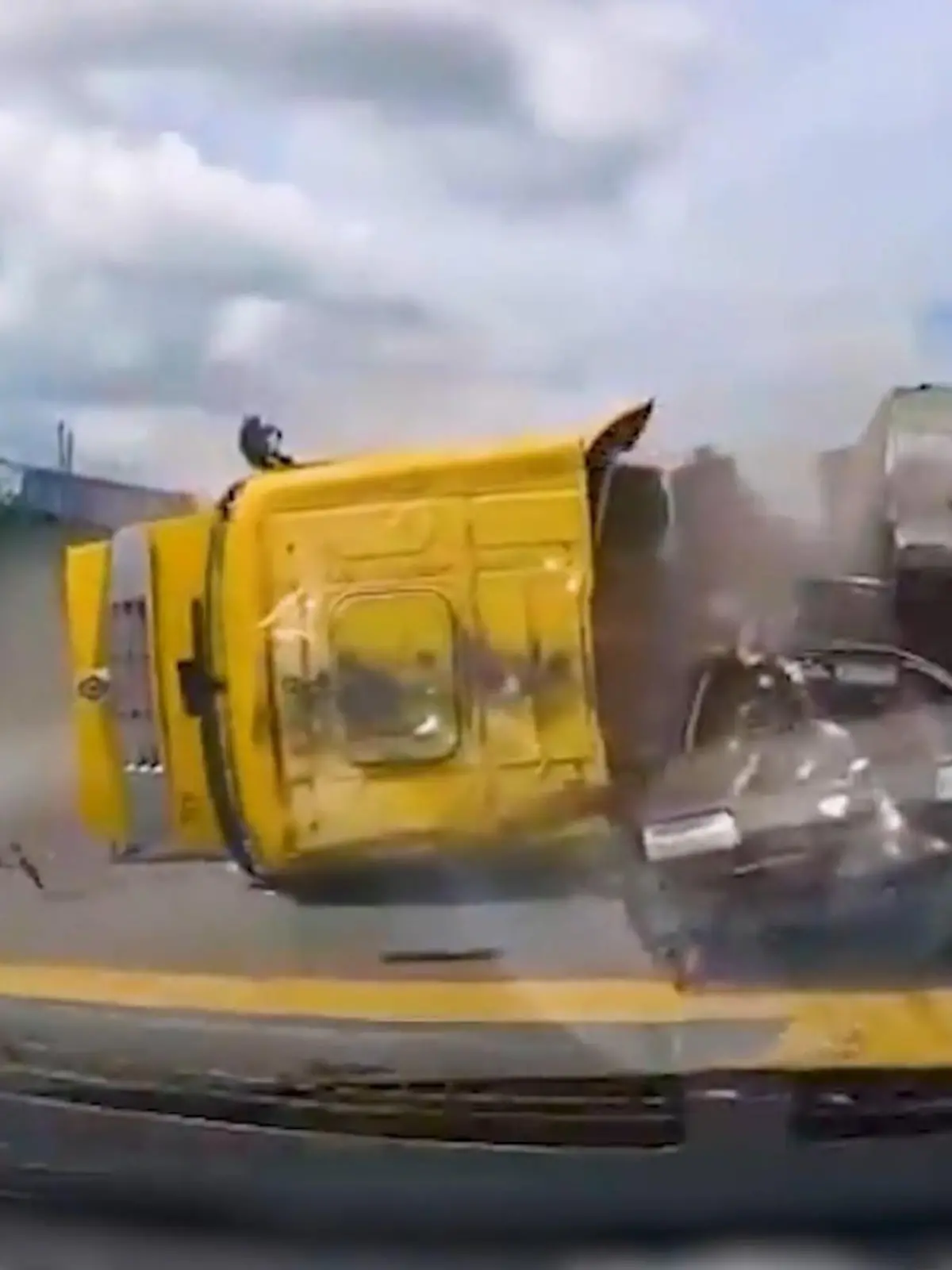 Laster rast in Gegenverkehr und geht in Flammen auf.