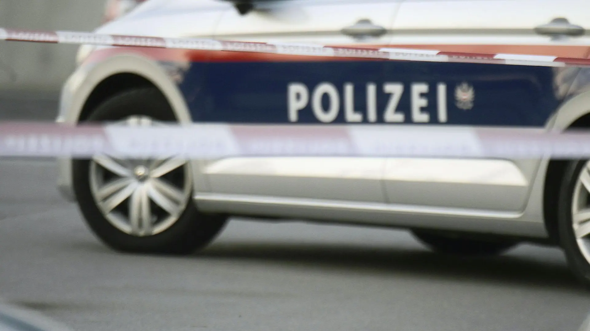 ABD0118_20190121 - TULLN - ÖSTERREICH: ZU APA0340 VOM 21.1.2019 - Einer 32 Jahre alte Frau ist am Montagnachmittag, 21. Jänner 2018, auf dem Parkplatz eines Lebensmittelmarktes in Tulln mit einem Gegenstand in den Halsbereich gestochen worden. Sie starb an Ort und Stelle- Im Bild: Polizeiauto am Tatort. - FOTO: APA/HERBERT PFARRHOFER