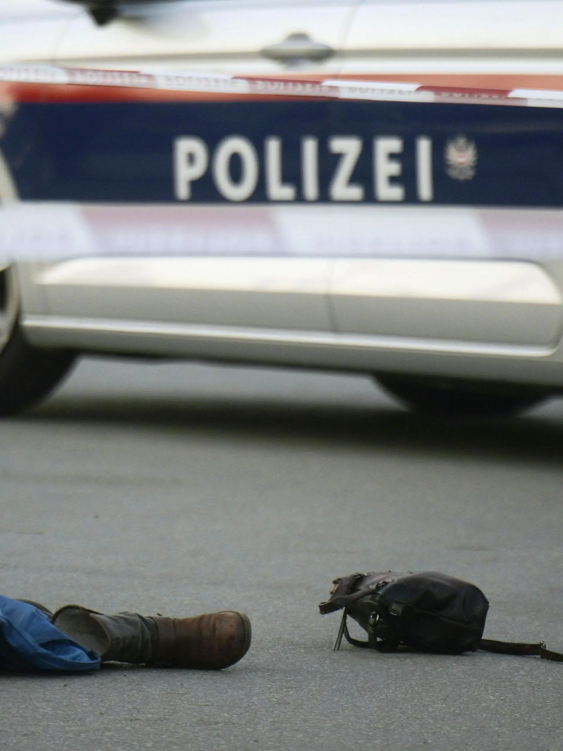 ABD0118_20190121 - TULLN - ÖSTERREICH: ZU APA0340 VOM 21.1.2019 - Einer 32 Jahre alte Frau ist am Montagnachmittag, 21. Jänner 2018, auf dem Parkplatz eines Lebensmittelmarktes in Tulln mit einem Gegenstand in den Halsbereich gestochen worden. Sie starb an Ort und Stelle- Im Bild: Polizeiauto am Tatort. - FOTO: APA/HERBERT PFARRHOFER