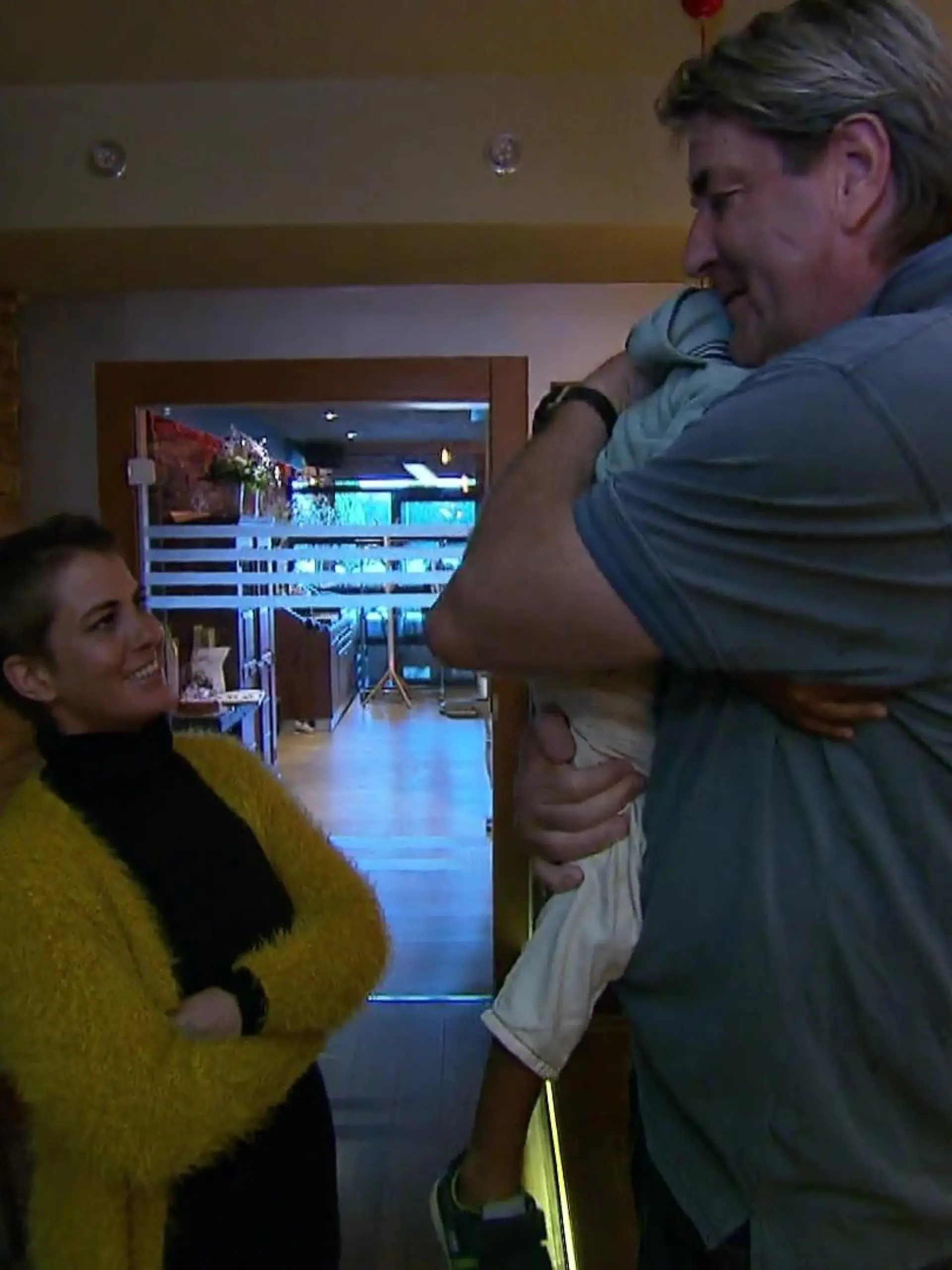 Nachdem Schauspielerin Jasmin Tawil ihren Sohn Ocean lange Zeit nicht gesehen hat, hat sie ihn nun wieder. Heute trifft Ocean seinen Opa Michael zum ersten Mal!