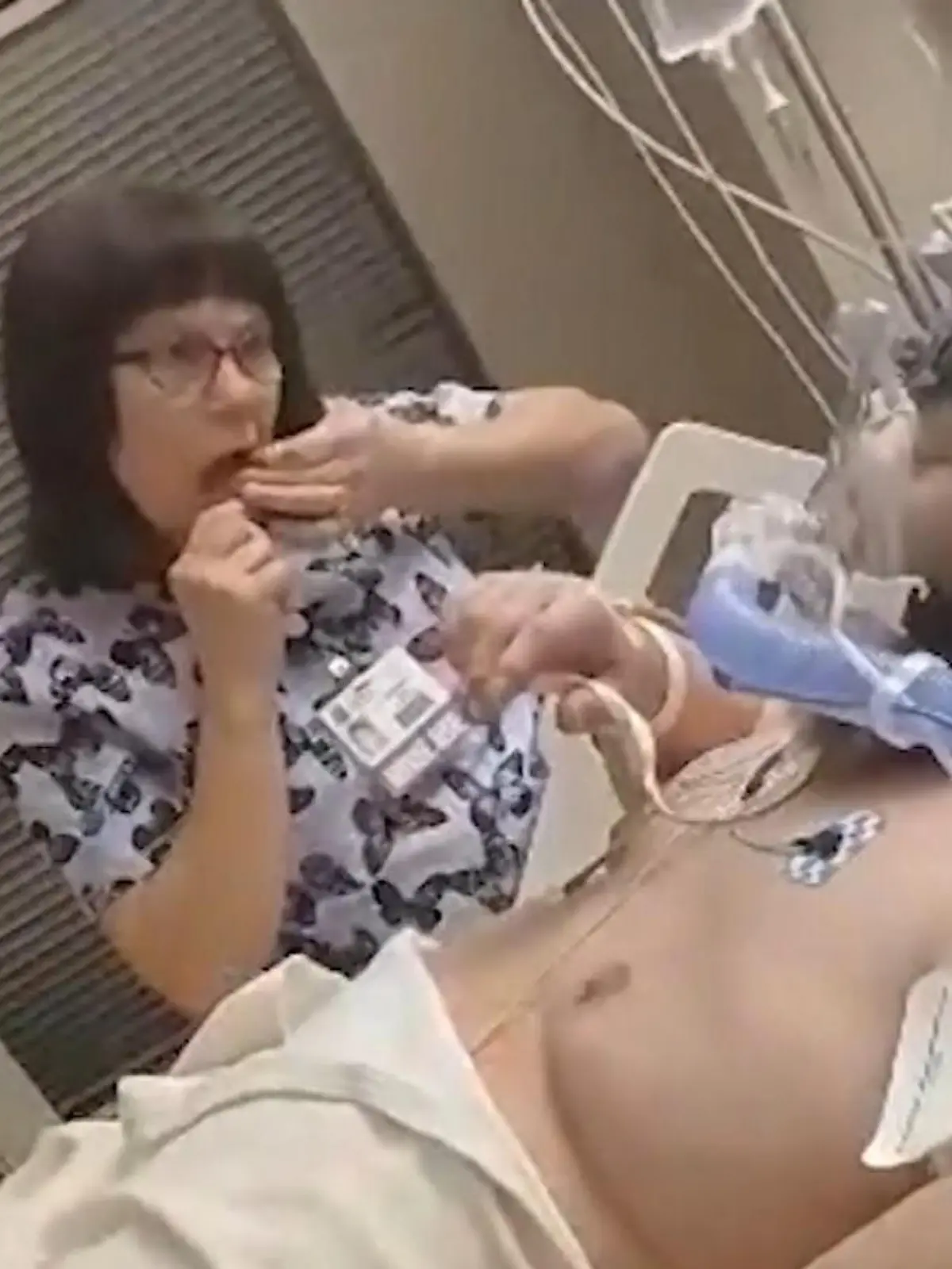 Bild zu: "Gefeuert wegen Zahnseide! Krankenschwester reinigt ihre Zähne über Patienten"
