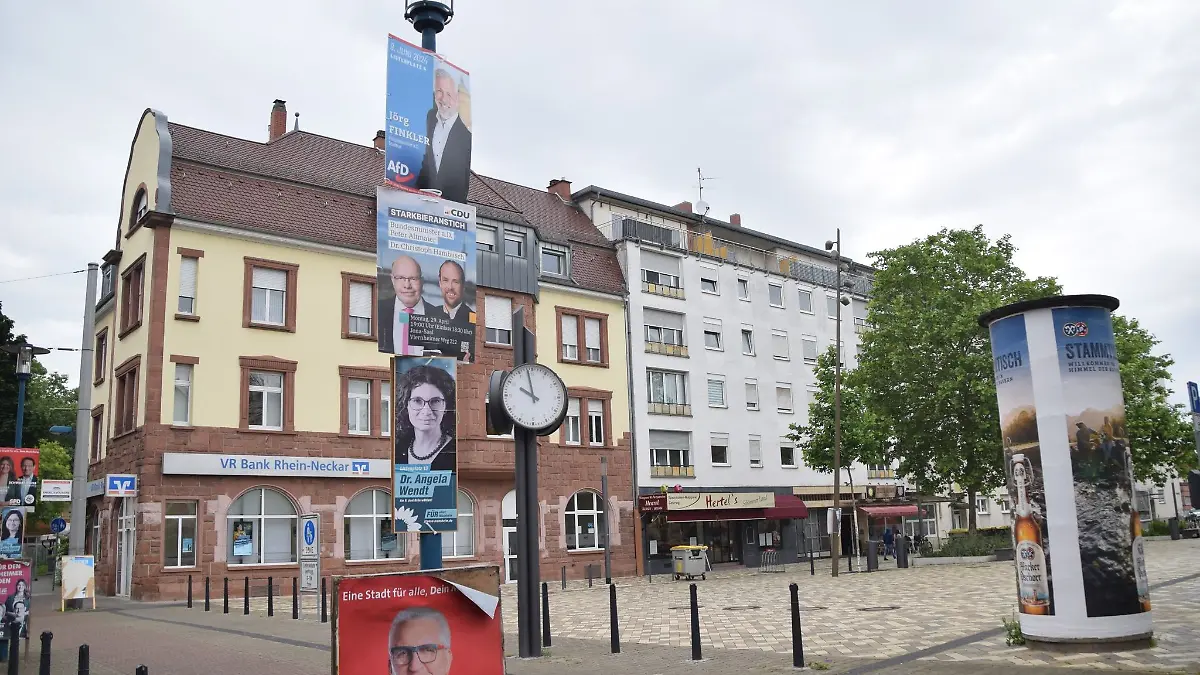 In Mannheim war im Juni 2024 ein AfD-Gemeinderatskandidat mit einem Messer angegriffen worden. Nun steht der mutmaßliche Täter vor Gericht. (Archivbild)