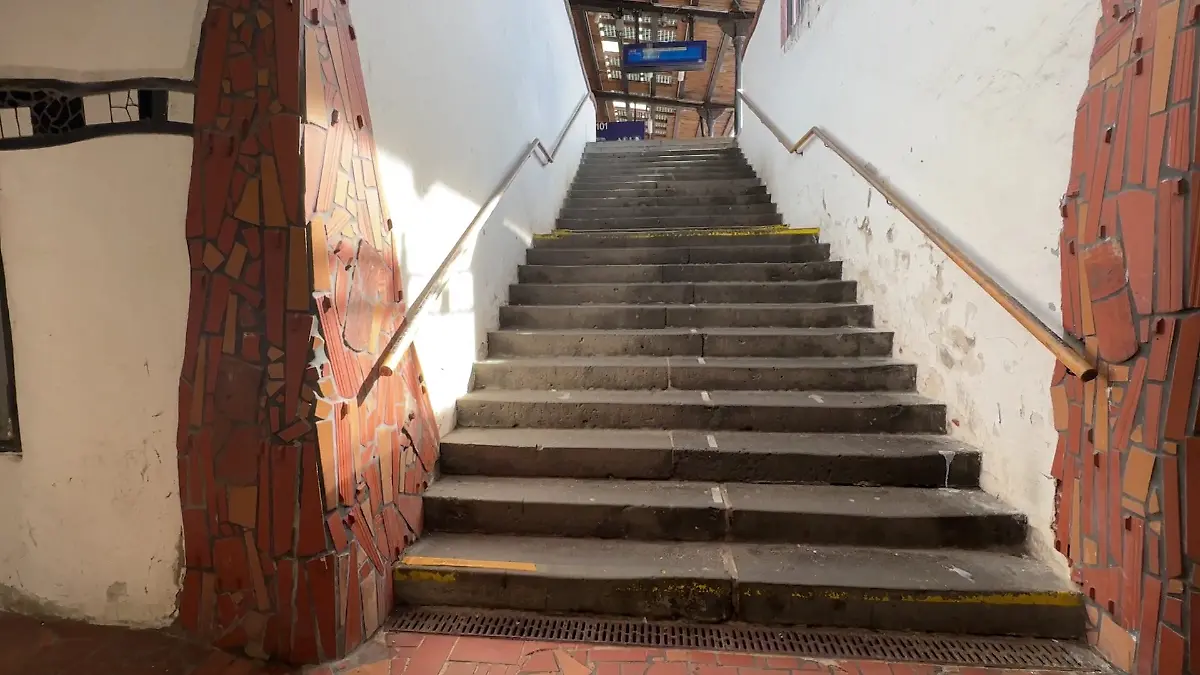 Auf dieser Treppe verliert der Mann sein Leben.