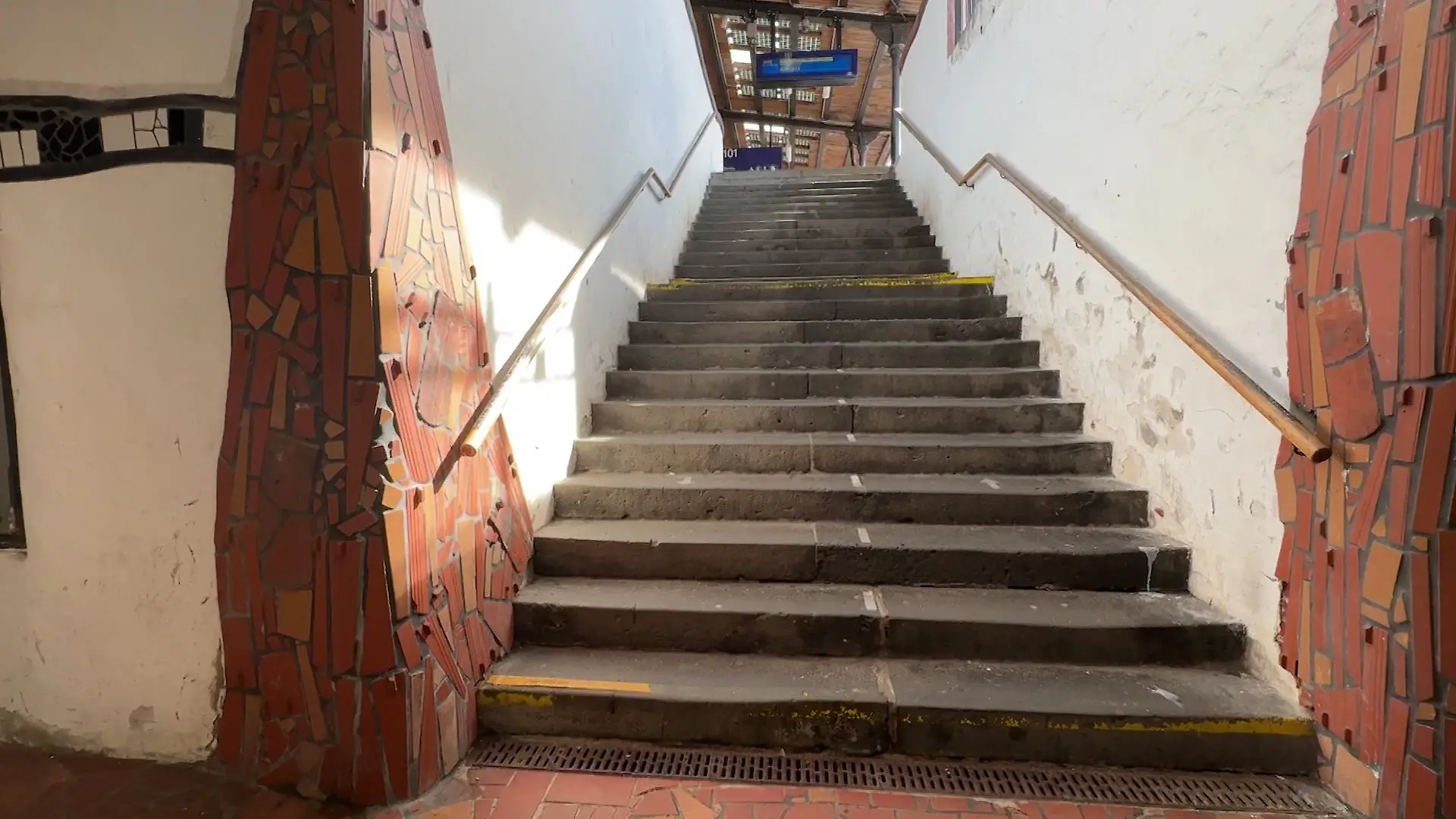 Auf dieser Treppe verliert der Mann sein Leben. 