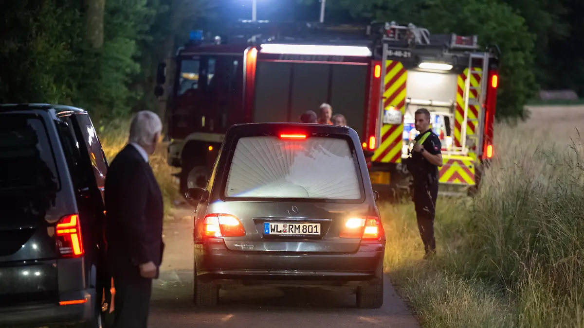24.06.2023, Niedersachsen, Toppenstedt: Ein Bestattungswagen fährt an der Unfallstelle. Bei einem Unfall während einer Ausflugsfahrt mit einem Bagger sind im Landkreis Harburg ein Kind und ein Erwachsener gestorben. Zehn weitere Kinder wurden nach Feuerwehrangaben am Samstagabend zum Teil schwer verletzt. Foto: Philipp Schulze/dpa +++ dpa-Bildfunk +++