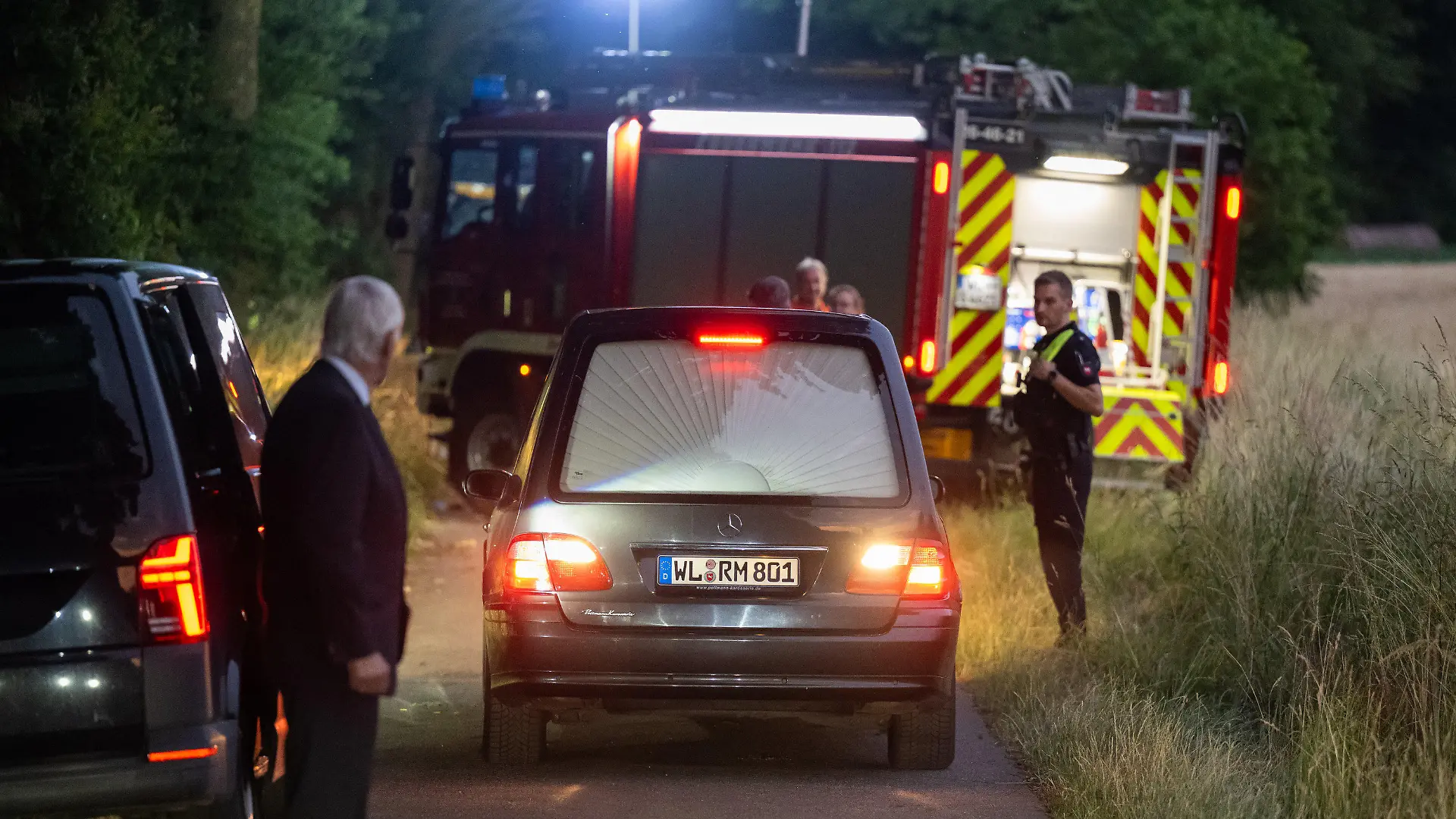 24.06.2023, Niedersachsen, Toppenstedt: Ein Bestattungswagen fährt an der Unfallstelle. Bei einem Unfall während einer Ausflugsfahrt mit einem Bagger sind im Landkreis Harburg ein Kind und ein Erwachsener gestorben. Zehn weitere Kinder wurden nach Feuerwehrangaben am Samstagabend zum Teil schwer verletzt. Foto: Philipp Schulze/dpa +++ dpa-Bildfunk +++