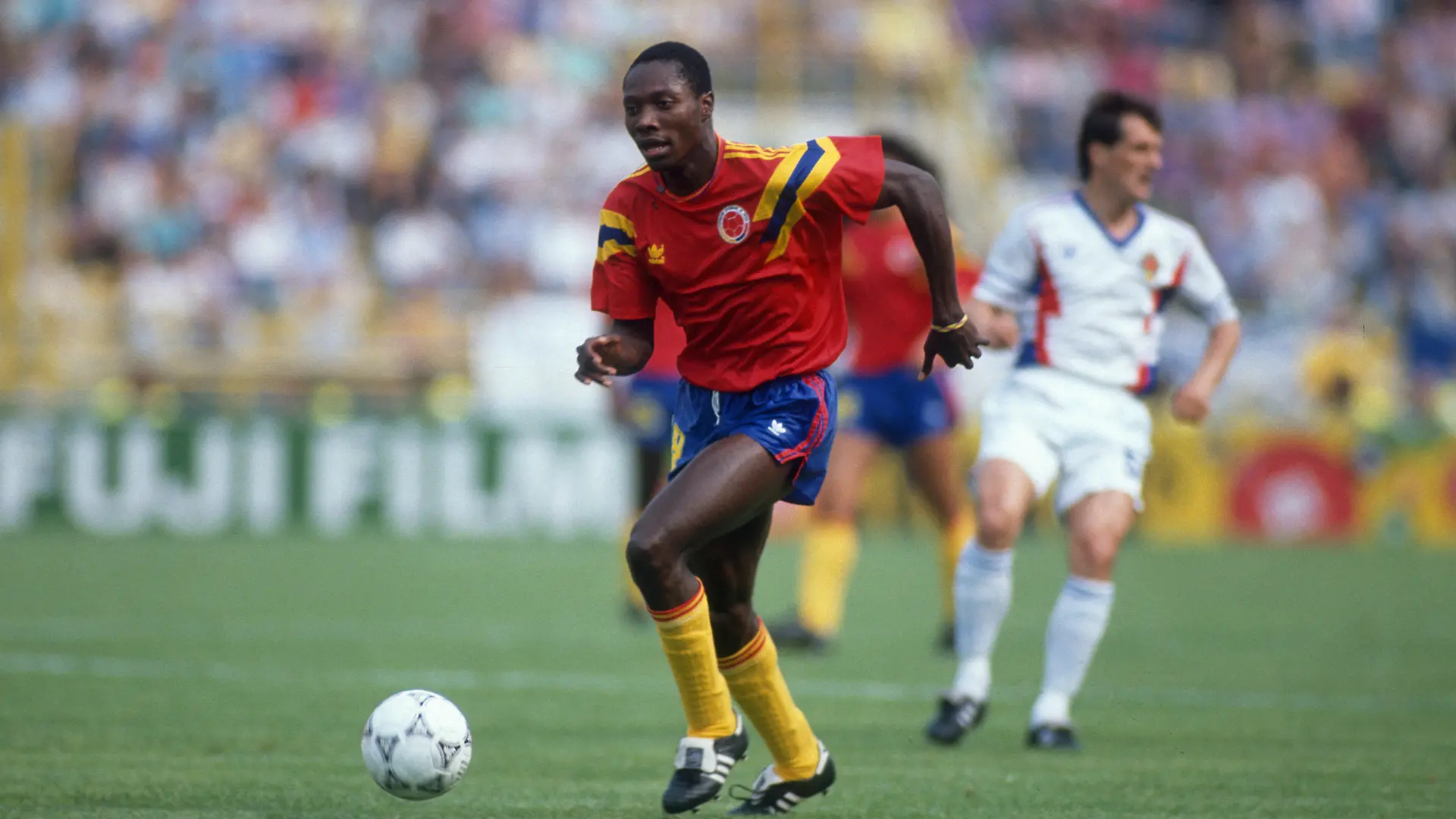 Yugoslavia v Colombia 14 June 1990 - 1990 FIFA World Cup, WM, Weltmeisterschaft, Fussball Italy -Yugoslavia v Colombia - Freddy Rincon of Colombia. photo by Mark Leech Bologna Italy *** Jugoslawien gegen Kolumbien 14. Juni 1990 FIFA-Weltpokal Italien Jugoslawien gegen Kolumbien Freddy Rincon aus Kolumbien Foto von Mark Leech Bologna Italien PUBLICATIONxINxGERxSUIxAUTxONLY Copyright: xMarkxLeechxOffside