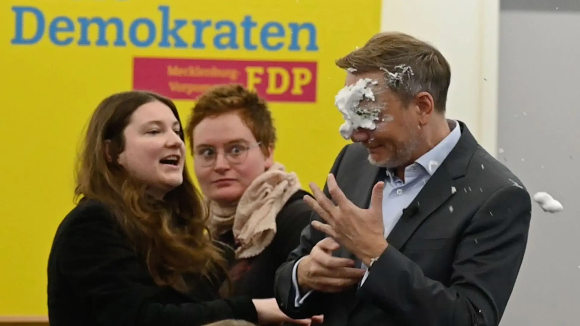 FDP-Chef Christian Lindner wurde bei einem Wahlkampfauftritt in Greifswald von einer Lokalpolitikerin der Linken mit Schaum beworfen.