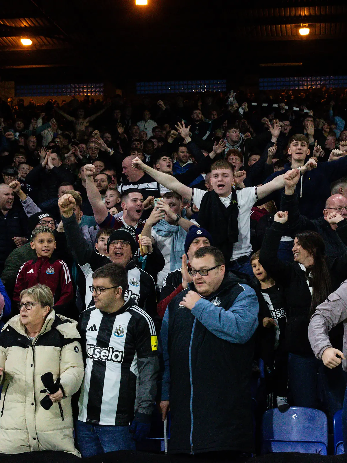 Newcastle-Fans feiern einen Treffer.