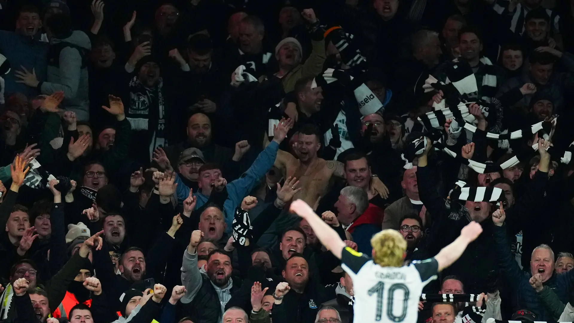 Newcastle-Fans feiern einen Treffer.