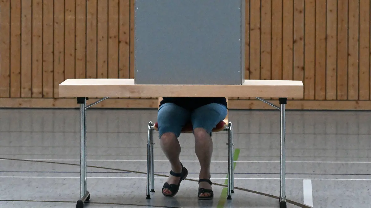 25.06.2023, Thüringen, Sonneberg: Eine Frau wählt im Wahllokal in der Meng-Hämm-Arena für die Stichwahl des Landrats im Landkreis Sonneberg. Der AfD-Landtagsabgeordnete Robert Sesselmann tritt in der Stichwahl gegen Jürgen Köpper (CDU) an. Foto: Martin Schutt/dpa +++ dpa-Bildfunk +++