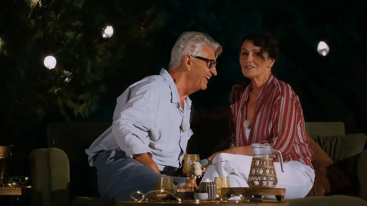 Hier wird's ungewollt erotisch für den Golden Bachelor Franz "Darf ich mal an deinen Öhrchen knabbern?"